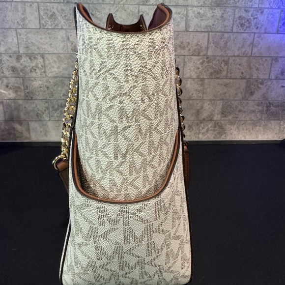 Michael Kors bag. Used only twice and still looks new. No stains/rips - Picture 5 of 9